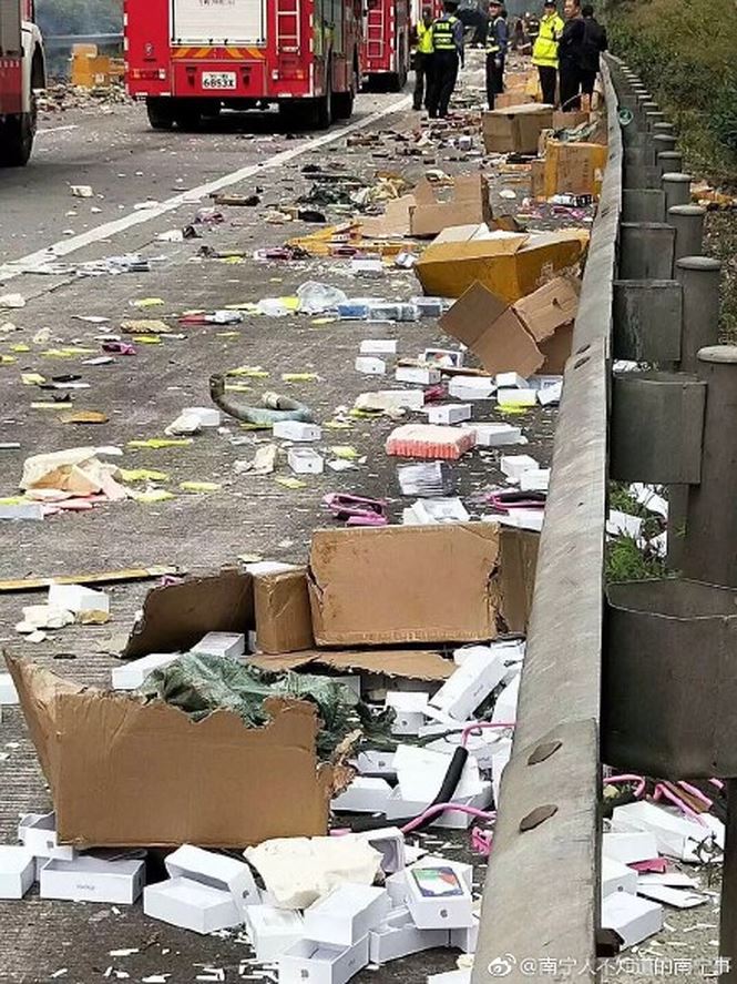 iPhone X rơi đầy đường vì xe chở hàng gặp nạn